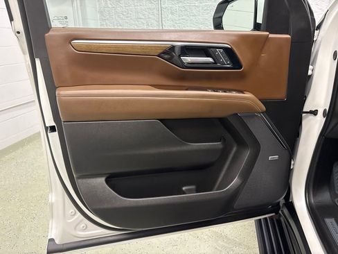 Used 2025 Chevrolet Suburban High Country AWD/4WD image 13