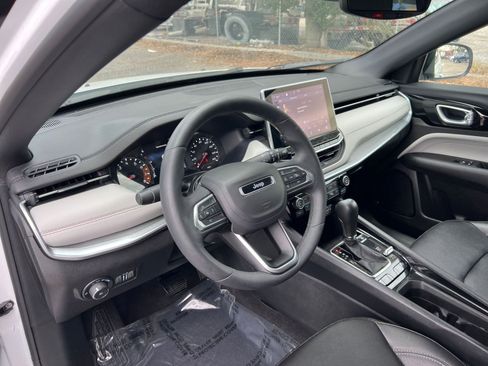 Used 2025 Jeep Compass Limited image 28