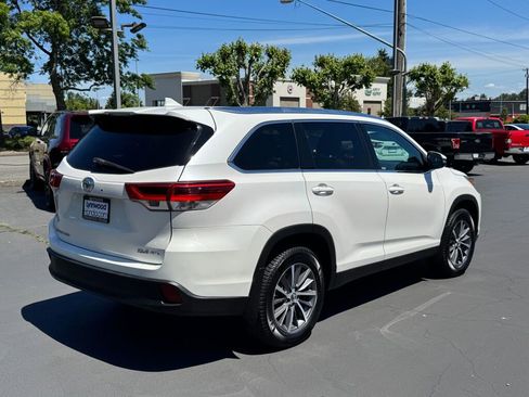 Used 2019 Toyota Highlander XLE AWD/4WD image 14