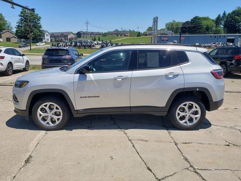 Used 2024 Jeep Compass Latitude AWD/4WD image 6