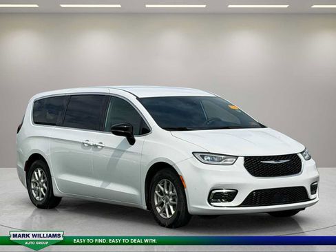 Used 2025 Chrysler Pacifica Select FWD image 1