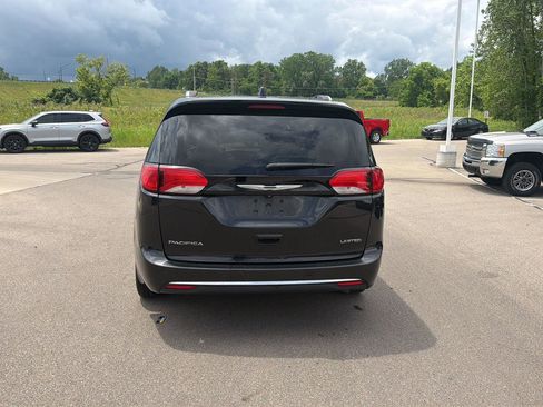 Used 2017 Chrysler Pacifica Limited w/ Advanced Safetytec Group FWD image 4