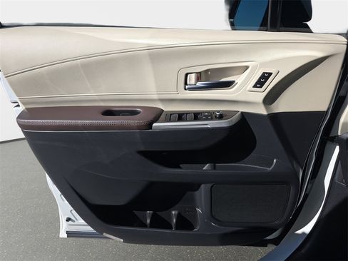 Used 2022 Toyota Sienna Platinum image 32