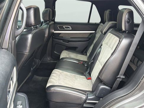 Used 2017 Ford Explorer XLT w/ Equipment Group 202A AWD/4WD image 20