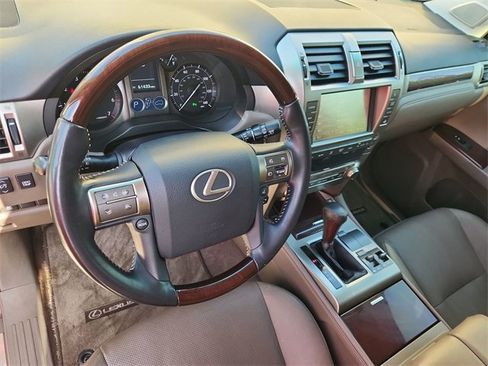 Used 2019 Lexus GX 460 image 10