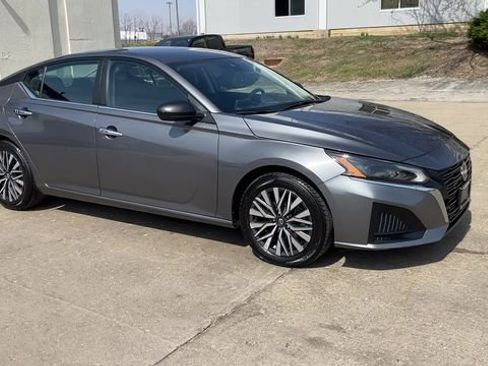 Used 2024 Nissan Altima 2.5 SV image 2