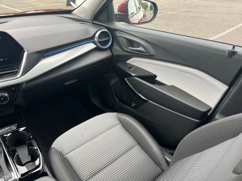 Used 2025 Chevrolet Trax LT w/ LT Convenience Package FWD image 33