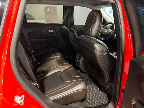 Used 2019 Jeep Cherokee Trailhawk w/ Cold Weather Group image 33