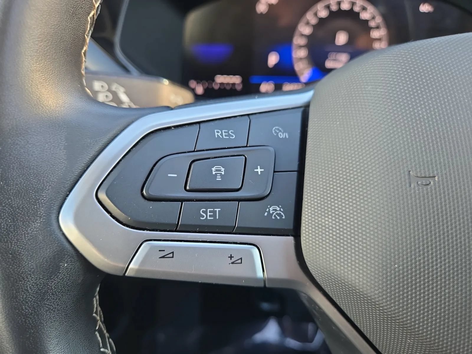 Used 2024 Volkswagen Taos SE w/ Panoramic Sunroof Package FWD image 21