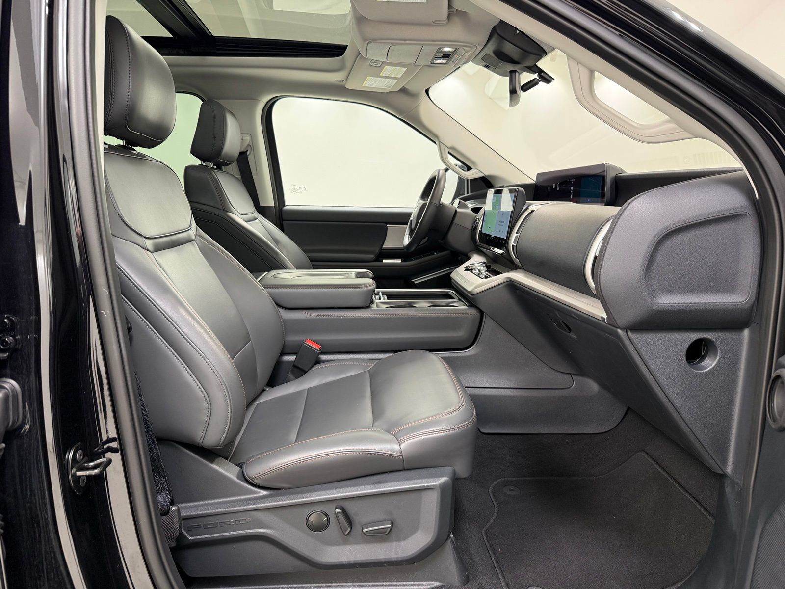 Used 2025 Ford Expedition Active AWD/4WD image 30