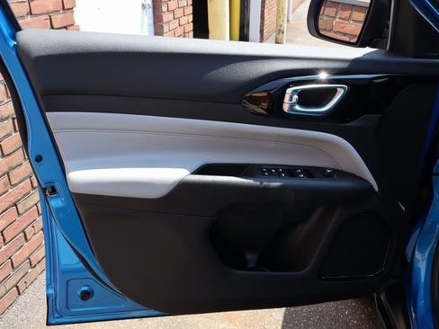 New 2025 Jeep Compass Limited image 8