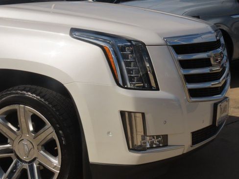 Used 2017 Cadillac Escalade Luxury AWD/4WD image 5
