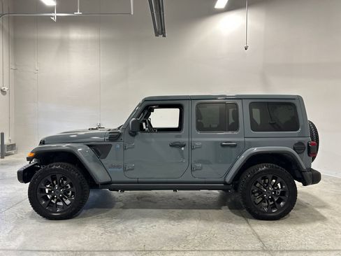 Used 2025 Jeep Wrangler Unlimited Sahara AWD/4WD image 9