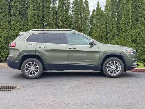 Used 2021 Jeep Cherokee Latitude Plus AWD/4WD image 2