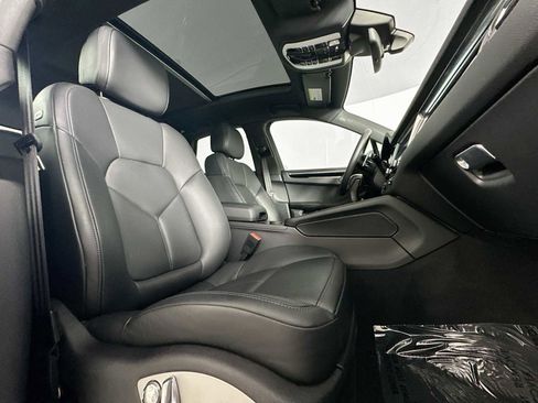 Used 2025 Porsche Macan image 26