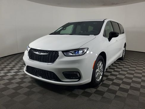 New 2026 Chrysler Pacifica Select image 8