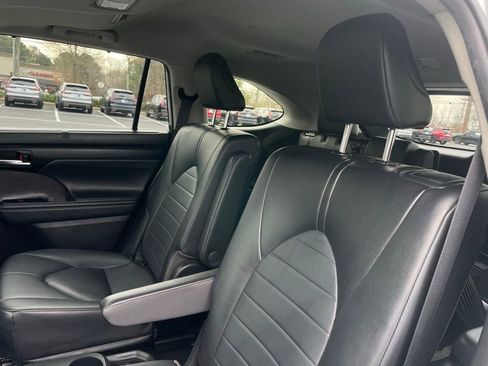 Used 2023 Toyota Highlander XLE image 41