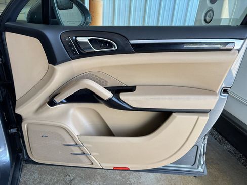 Used 2018 Porsche Cayenne S w/ Premium Package Plus AWD/4WD image 18