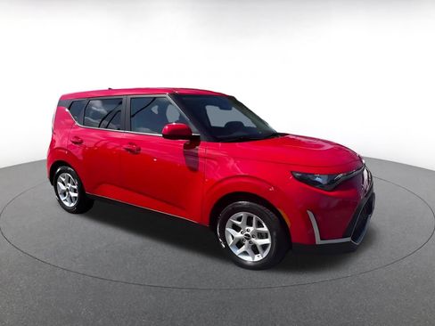 Used 2025 Kia Soul LX w/ LX Technology Package FWD image 2