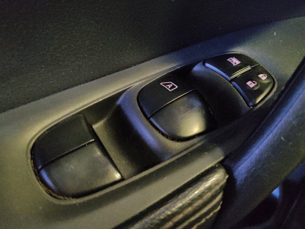 Used 2016 Nissan Rogue SV FWD image 27