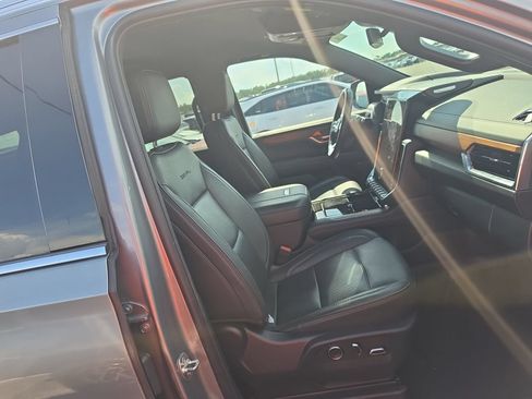 Used 2025 GMC Yukon Denali RWD image 11