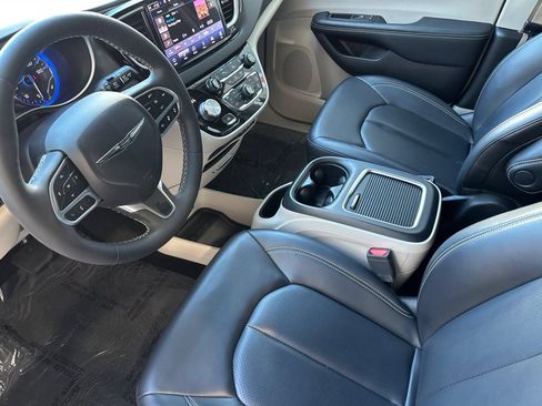 Used 2023 Chrysler Pacifica Touring-L FWD image 10