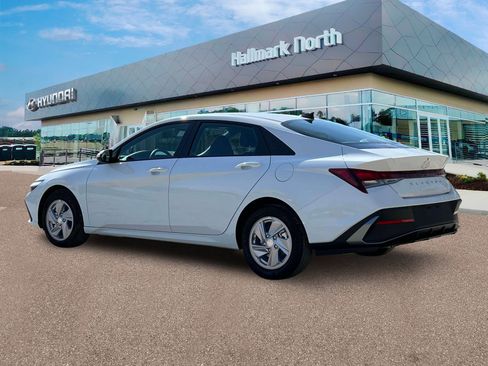 Used 2025 Hyundai Elantra SE w/ Cargo Package image 4