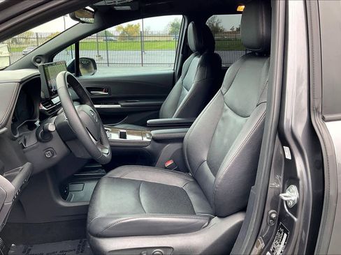 Used 2025 Toyota Sienna Platinum image 28