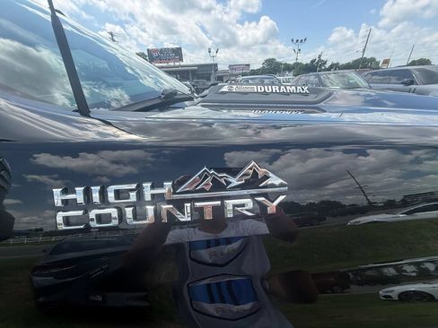 Used 2024 Chevrolet Silverado 2500 High Country w/ High Country Premium Package AWD/4WD image 3
