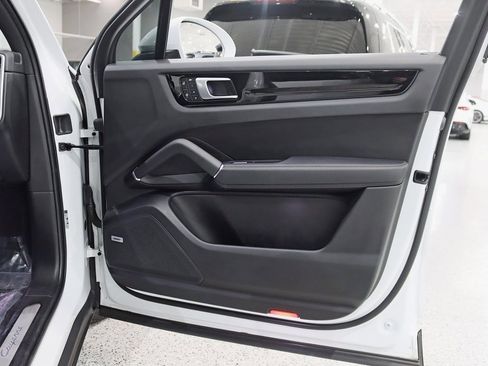 Used 2022 Porsche Cayenne Platinum Edition image 36