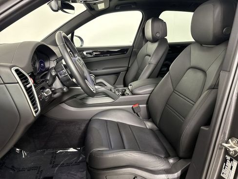 Certified 2023 Porsche Cayenne AWD/4WD image 5