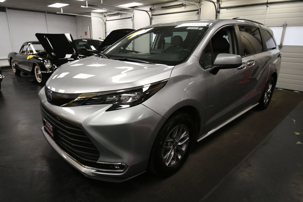 Certified 2024 Toyota Sienna XLE FWD image 3