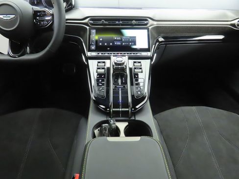 Used 2025 Aston Martin V8 Vantage Coupe image 13