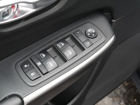 Used 2020 Jeep Cherokee Latitude Plus w/ Cold Weather Group AWD/4WD image 13