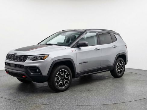 Used 2025 Jeep Compass Trailhawk AWD/4WD image 3