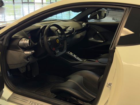 Used 2018 Ferrari 812 Superfast RWD image 14