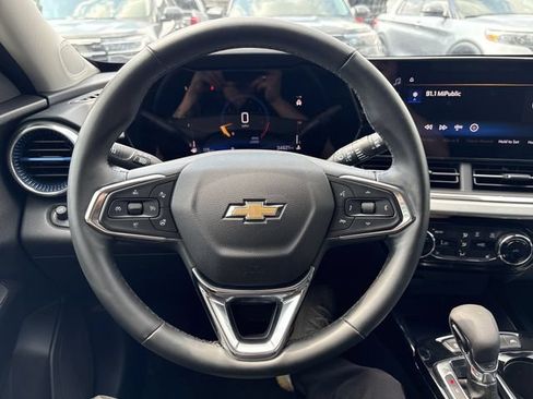 Used 2025 Chevrolet Trax LT w/ LT Convenience Package FWD image 28