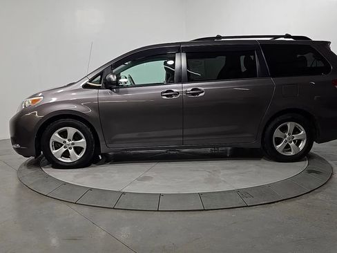Used 2014 Toyota Sienna LE image 2