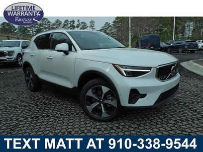 New 2025 Volvo XC40 B5 Plus w/ Climate Package