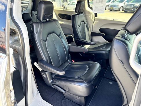 Used 2018 Chrysler Pacifica Touring-L image 24
