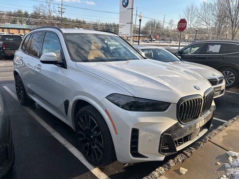 Used 2024 BMW X5 xDrive40i w/ M Sport Package image 5