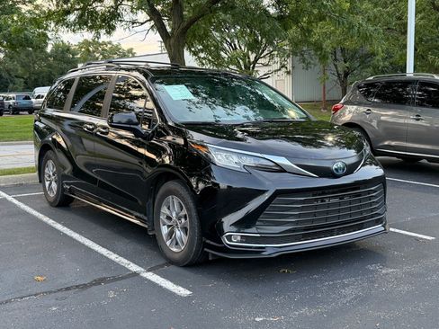 Used 2023 Toyota Sienna XLE AWD/4WD image 5