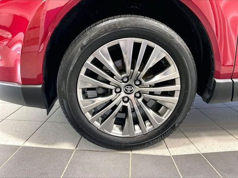 Used 2023 Toyota Venza XLE AWD/4WD image 7