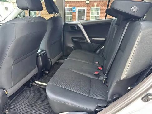 Used 2018 Toyota RAV4 LE FWD image 12