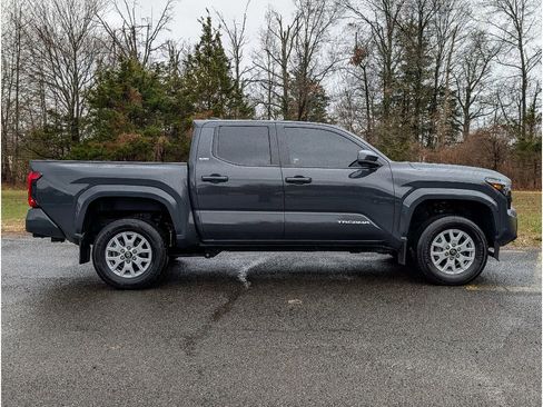 Used 2024 Toyota Tacoma SR5 AWD/4WD image 8