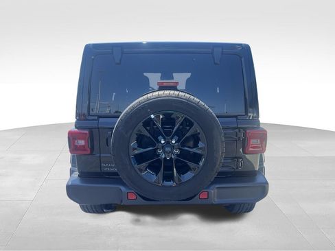 Used 2025 Jeep Wrangler Unlimited Sahara AWD/4WD image 8