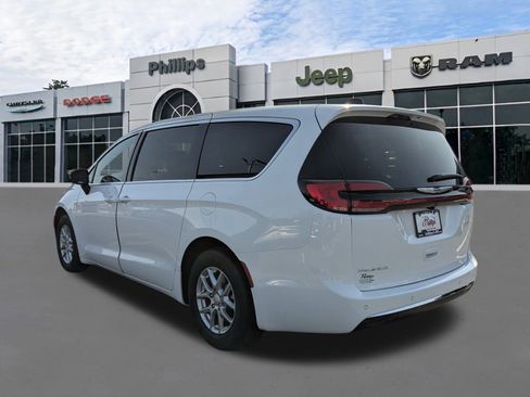 New 2026 Chrysler Pacifica Select image 5