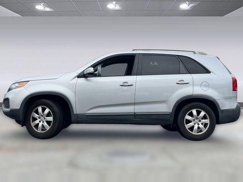 Used 2013 Kia Sorento LX image 2