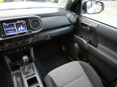 Certified 2022 Toyota Tacoma TRD Off-Road image 12