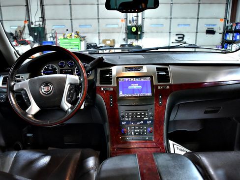 Used 2011 Cadillac Escalade ESV Premium image 38